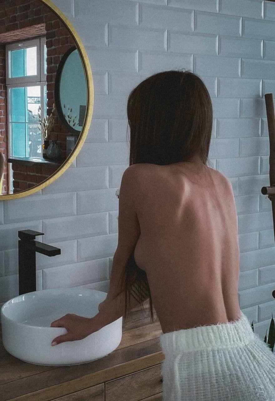 Exciting amateur Brunette Babe Bathroom porn HotiFy (@hotify)