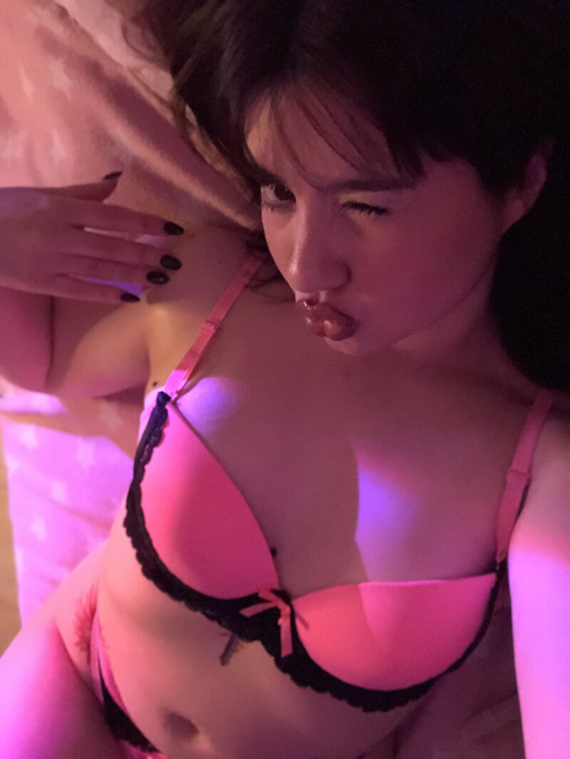 Exciting amateur Brunette Bra Bangs porn Suzy 🥰 (@suzysweetie)