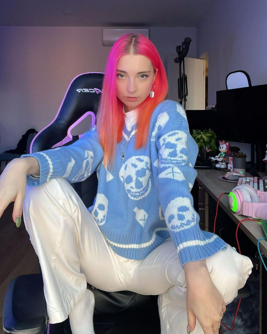 Exciting amateur Babe Blue Hair Cam porn HotiFy (@hotify)