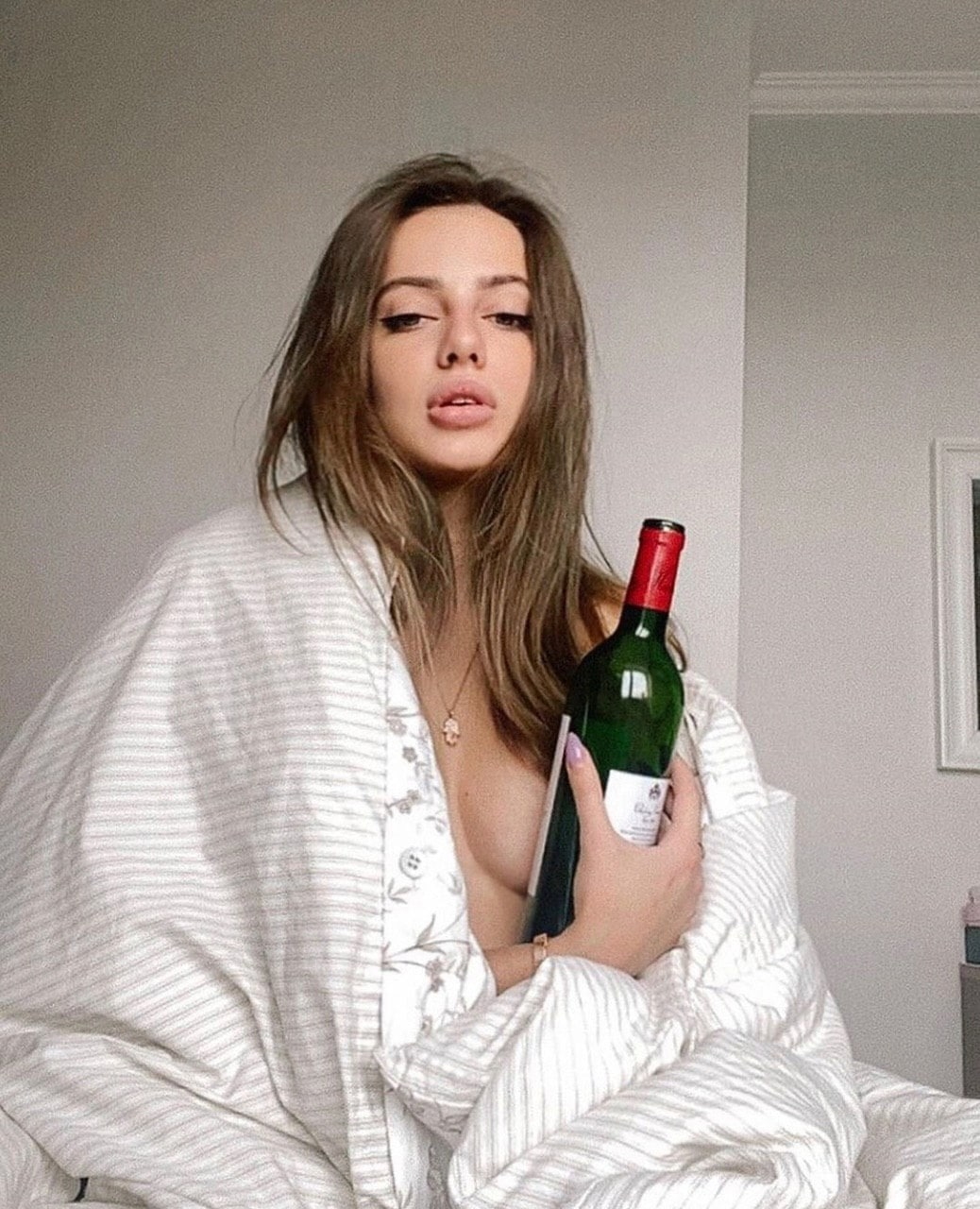 Exciting amateur Brunette Babe Bed porn HotiFy (@hotify)