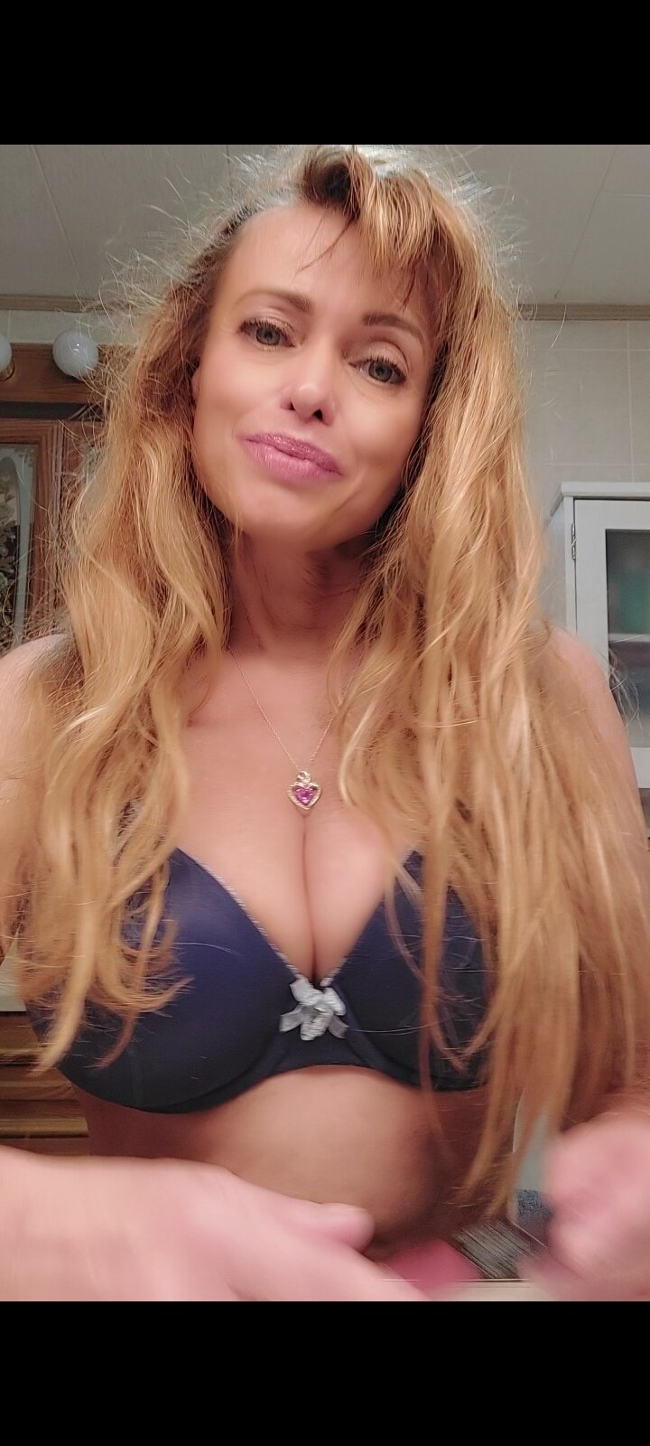 Exciting amateur Bra Fansly GILF MILF porn LanaRN (@lanarn)