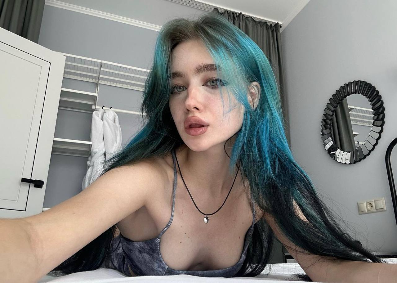 Exciting amateur Babe Blue Hair Cleavage porn HotiFy (@hotify)